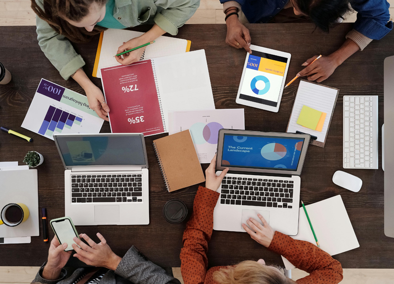 Tools for data analysis and building performance indicators